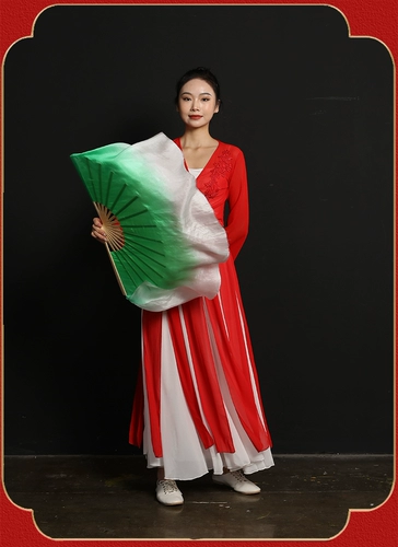 Танцевальный веер из длинного плавающего светло-зеленого шелка постепенно становится специальным танцевальным реквизитом для взрослых классических танцевальных представлений.