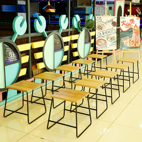 Железный стул простой стул обжаривает взрослые маленькие табуретки с твердым деревом.