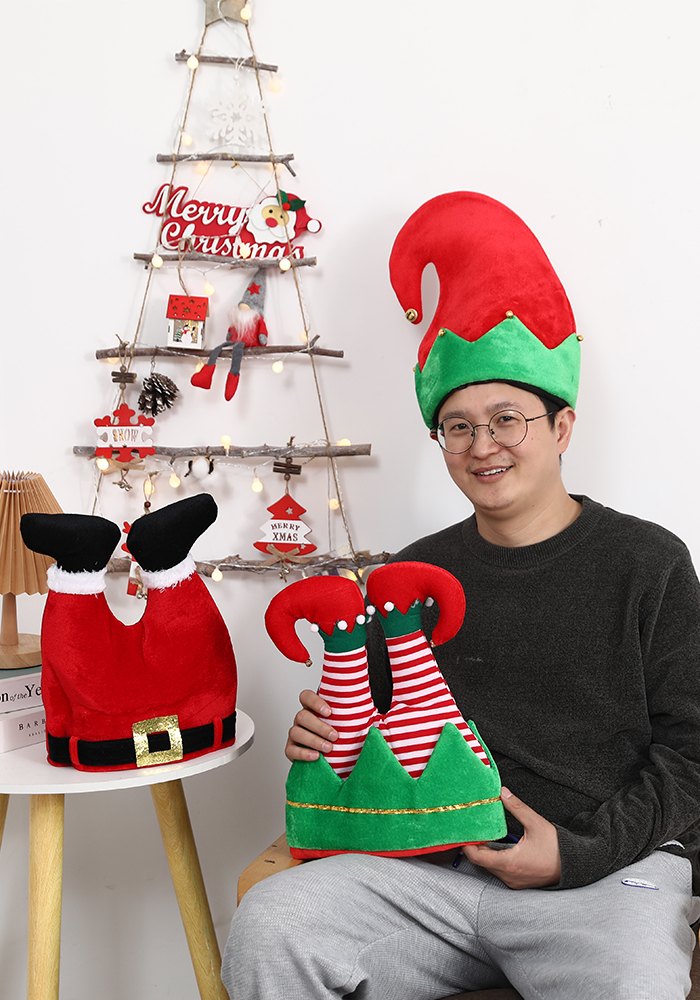 Christmas decorations Christmas hats children adult men and women hat gifts creative Christmas tree shop window scene decorations