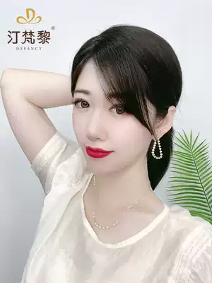 The artifact wig with a small amount of hair on the top of the head. The white hair is covered with a small amount of hair.