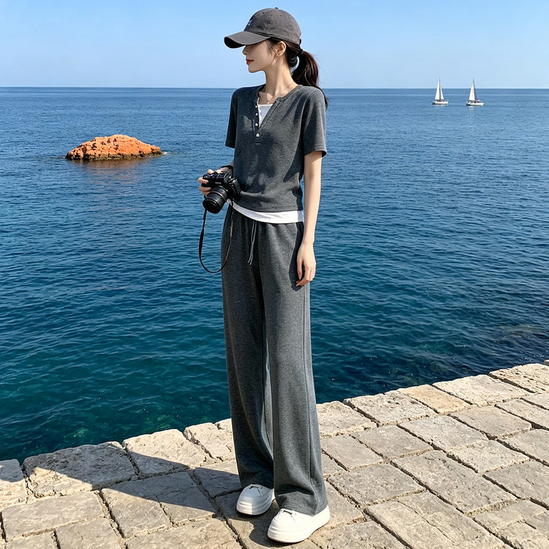 Gray Casual Sports Suit for Women, Summer High-End Style, Age-Reducing and Slimming, Patchwork V-Neck Short-Sleeved Wide-Leg Pants Two-Piece Set
