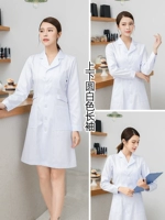 Держа белые длинные рукава вверх и вниз