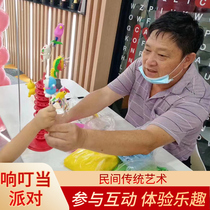 В Шанхае люди выступают на вечеринке по случаю дня рождения Детей дня рождения 10-летний юбиляр Fudan Festival Joker
