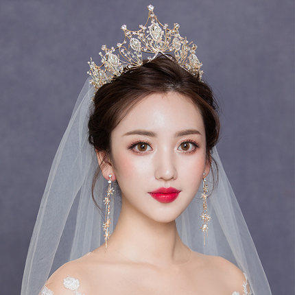 Rental wedding dress, headwear, earrings and accessories (delivered only when photographed together with the wedding dress)