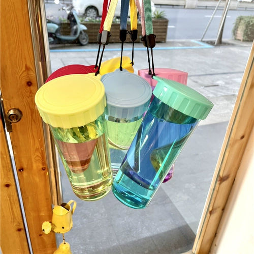 Anti-Fall Homeving Water Cup для мужчин и женщин Пластиковая чашка с крышкой простой, лесной милый портативный, падающий и защищающий от утечки студентами оптом