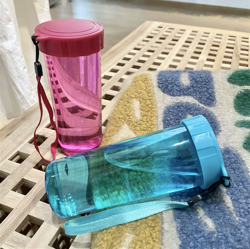 Anti-Fall Homeving Water Cup для мужчин и женщин Пластиковая чашка с крышкой простой, лесной милый портативный, падающий и защищающий от утечки студентами оптом