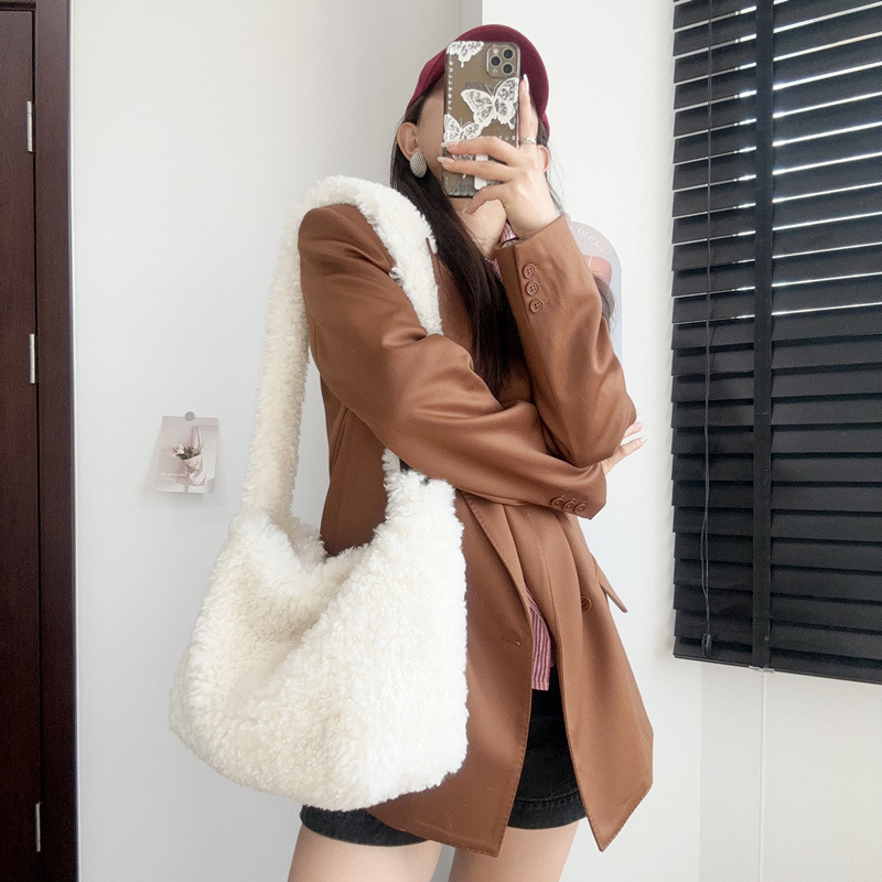 Autumn and Winter Large-Capacity Plush Handbag for Women 2026 New Fashion Commuter Shoulder Bag Versatile Furry Tote Bag Autumn and Winter Large-Capacity Plush Handbag for Women 2026 New Fashion Commuter Shoulder Bag Versatile Furry Tote Bag