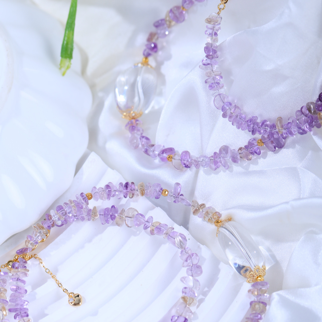 春の魅力と夢のような繋がり：アメジストはエネルギーを高め、白いクリスタルは富を引き寄せ、シトリンは身に着けると爽やかな気分をもたらします！