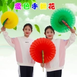 Рука -Обращение разноцветных фанатов танцевальных реквизитов с цветочным мяч