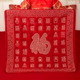 Свадебная свадьба сидит в невесте для благословения, свадебный дом, расположенный на украшении кровати, на украшении кровати, ранние роды благородных детских браков