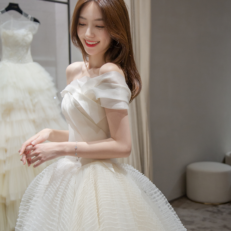 One-shoulder Hepburn light wedding dress 2022 new bridal summer small main yarn high-quality sense of thinness