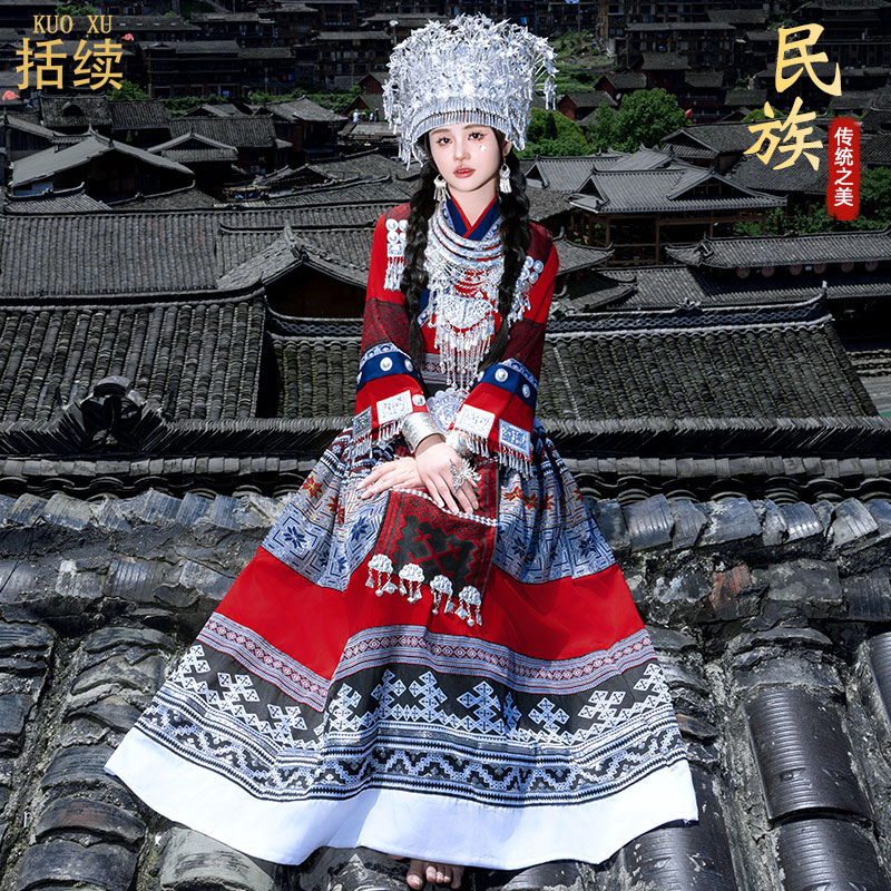 ミャオジャンの女の子 翔西鳳凰ミャオ族の村旅行写真雲南省ハニダイ少数民族アマオミャオ族の衣装