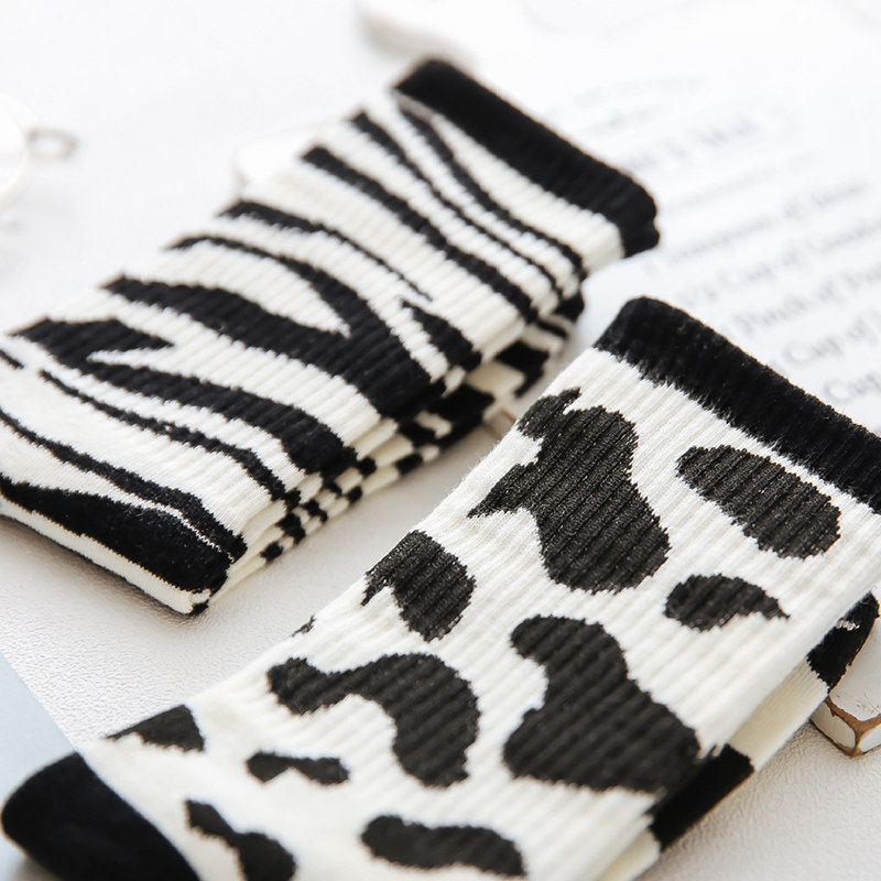 2 Two Korean in middle and high cylinder college wind stockings zebra striped dairy cow port sports male and female tidstocks