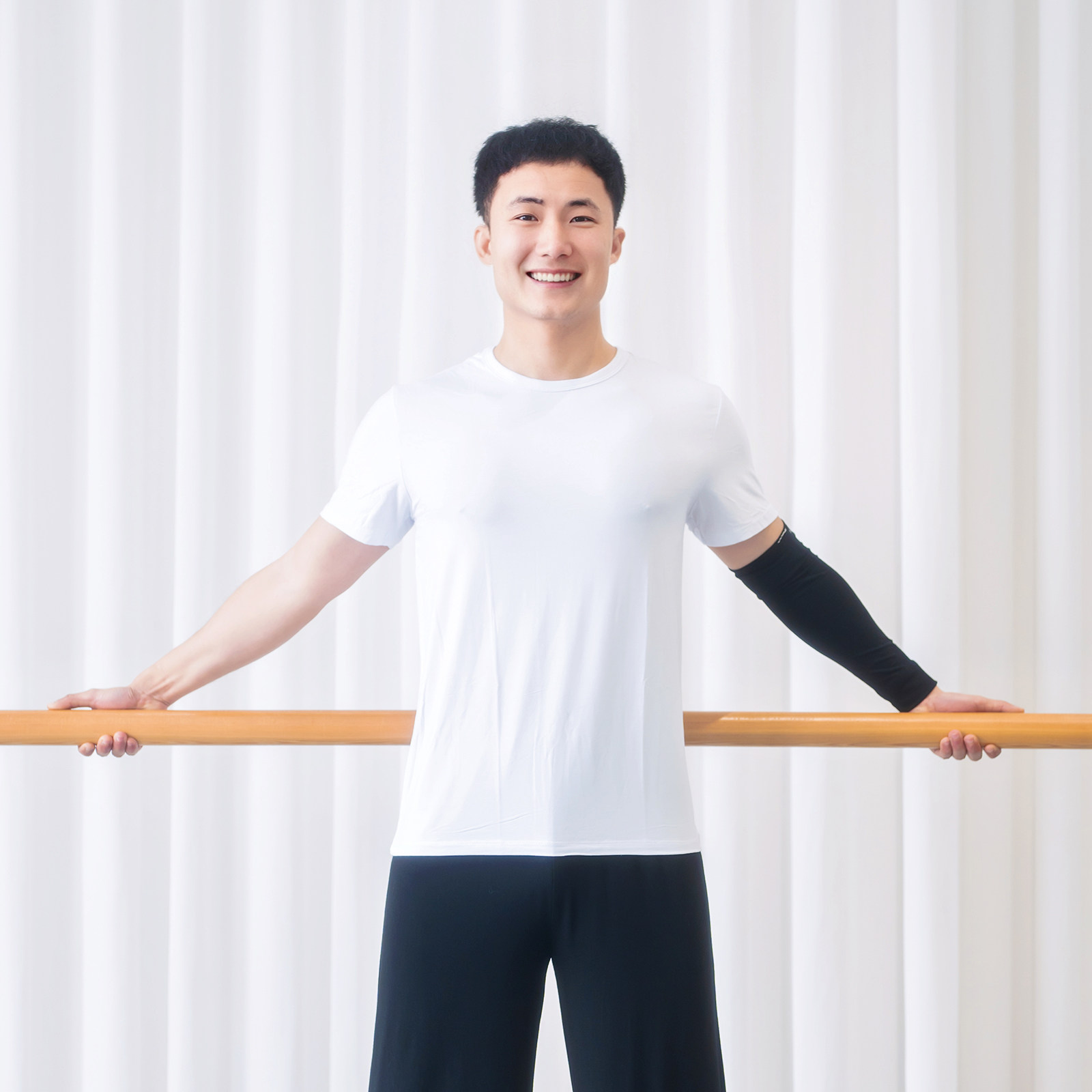 🌟舞蹈艺术之选:织恒逸男士舞蹈练功服黑色套装模特推荐 -现代舞服装-淘宝好物网