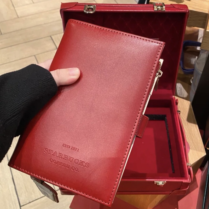 Starbucks 2021 Retro Gift Red Notebook Travel Leather Suitcase Set Pendant Bookmark Gift Box Starbucks 2021 Retro Gift Red Notebook Travel Leather Suitcase Set Pendant Bookmark Gift Box