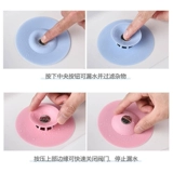 Ванная комната удаляется с волос и прижала к ванне, чтобы фильтровать фильтр для волос к протекающему дрена