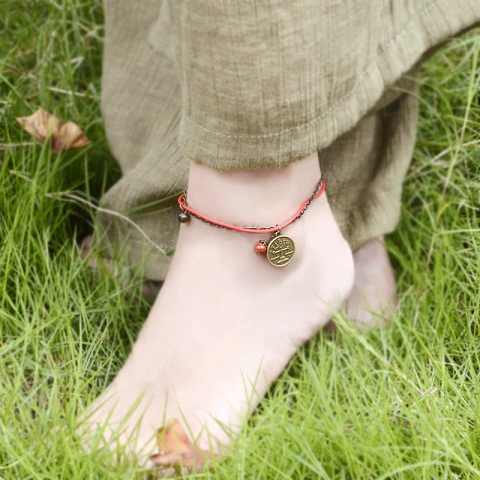 Mười hai chòm sao vòng chân dây đỏ nữ phiên bản Hàn Quốc đơn giản sinh viên dệt tay chuông rừng trang sức cổ điển gốm sứ - Vòng chân
