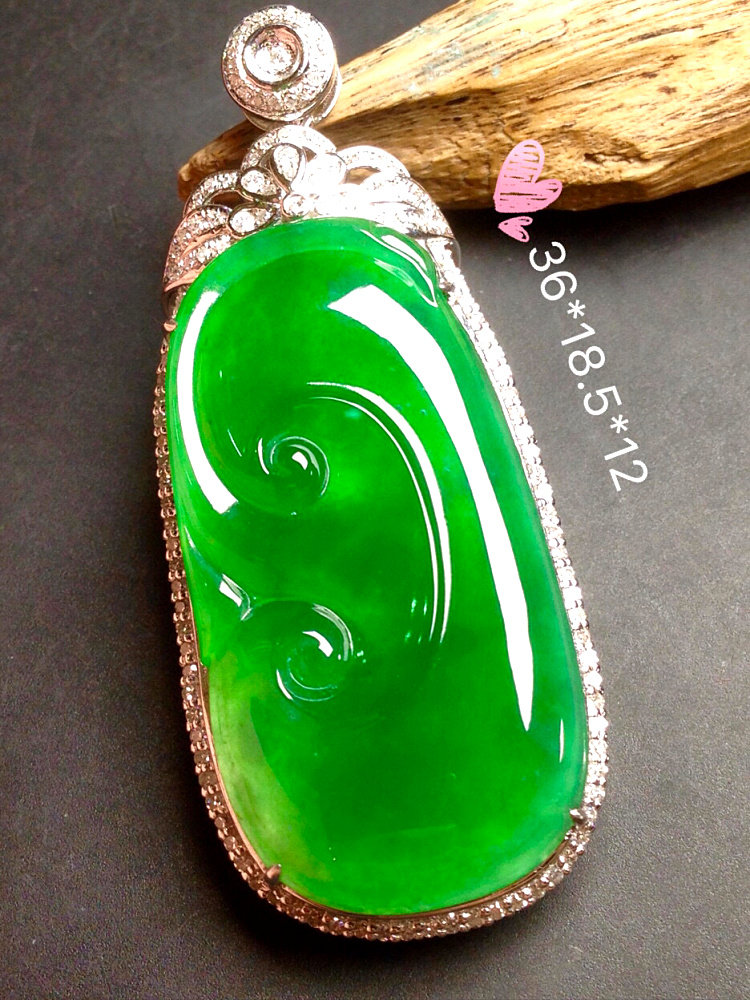 Natural Burmese 18K gold inlaid manyang green old pit A goods men and women Ruyi emerald high-end pendant with certificate