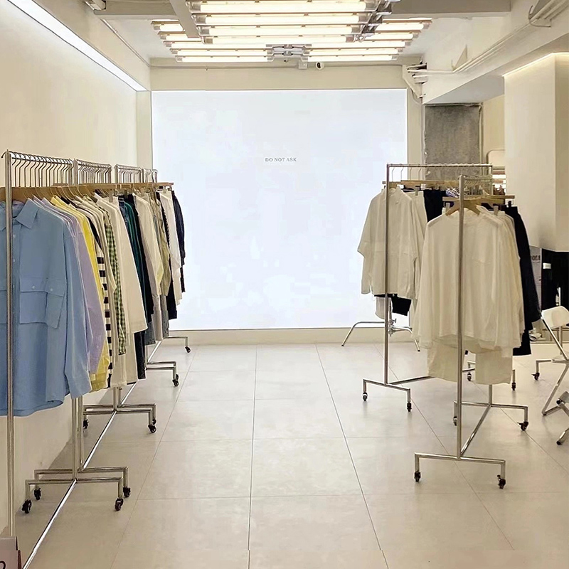 衣料品店のディスプレイラック床置きステンレススチール吊り下げ洋服ラック男性と女性の衣料品店の特別な棚ディスプレイ小道具