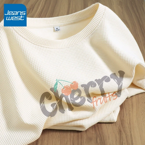 Летняя футболка с коротким рукавом, длинная абрикосовая юбка в складку, средней длины