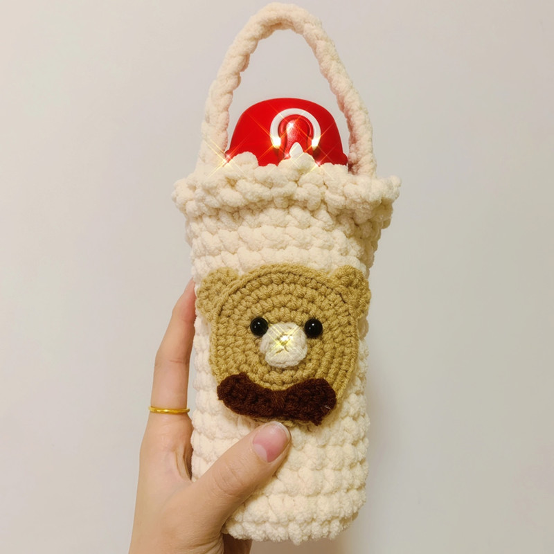 亲手编织的温暖：钩针毛线杯套让生活更美好