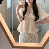 Agaric side small Suzulan gentle wind pressure crepe small shirt woman Summer new lace V collar short snow-spinning blouse