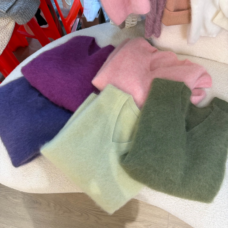 Lazy Style V-Neck Knit Sweater for Women, Loose Pullover, Soft and Warm Versatile Top Lazy Style V-Neck Knit Sweater for Women, Loose Pullover, Soft and Warm Versatile Top