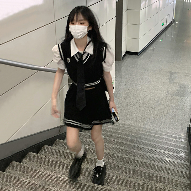 College wind suit summer 2021 new female Korean drama wear small net red fried street pleated skirt two-piece set