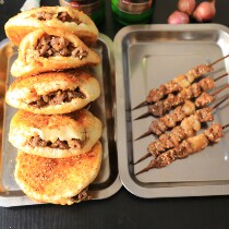 Baked cake clip skewers Jiamusi skewers northeast meat buns finished barbecue cake clip meat skewers cumin spicy grilled