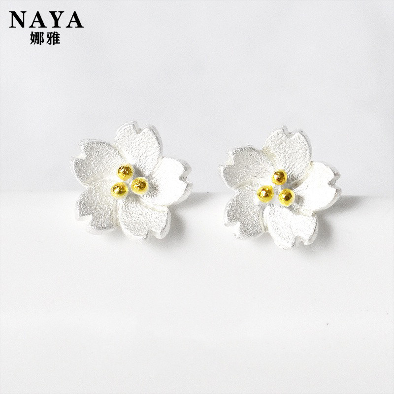 Sterling silver three-dimensional cherry blossom earrings Japanese women's simple flower earrings fashion trend two-color small flower hypoallergenic earrings