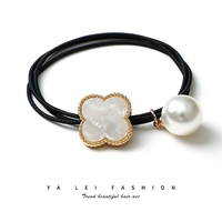 Белая четырехлистная трава с жемчугом