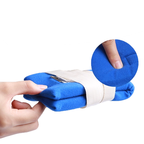 Медицинские ограничения конечностей с запястьями и лодыжками исправляют пожилых пациентов в сдержанности, защите, контроле и царапин