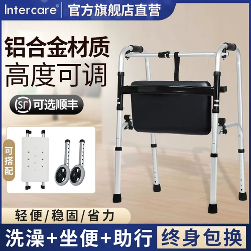 Старик по оказанию помощи костылем четыре фута складывают вспомогательную прогулочную дорогу с ограниченными возможностями.