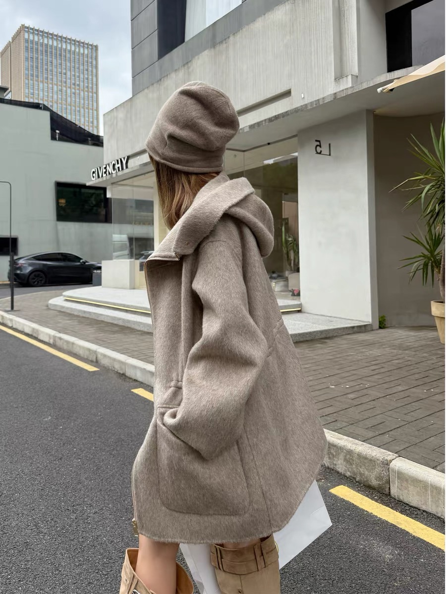 奢华与专业的完美结合：售楼案场的高端羊绒战袍