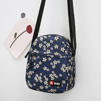 Синий фон вишня цветет