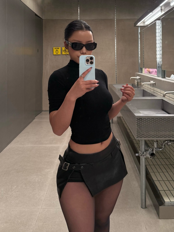 Pf05 Low-Waist Split-Cut Design That Really Shows Off Leg Length, High-Quality Composite Leather Short Skirt That Hugs the Hips