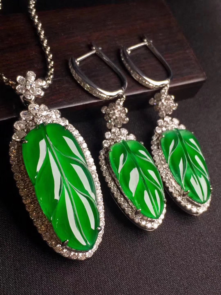 Emerald Jade Pendant Tree Leaf Necklace Natural Emerald Ice Seed A Goods Women's Laughing Buddha Inlaid 18K Gold Myanmar