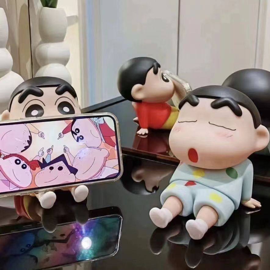 Crayon Shin-Chan Phone Stand Lazy Phone Holder Cute Desktop Ornament Figurine Model Trendy Toy Gift for Friends Fun Personalized Creative Phone Stand