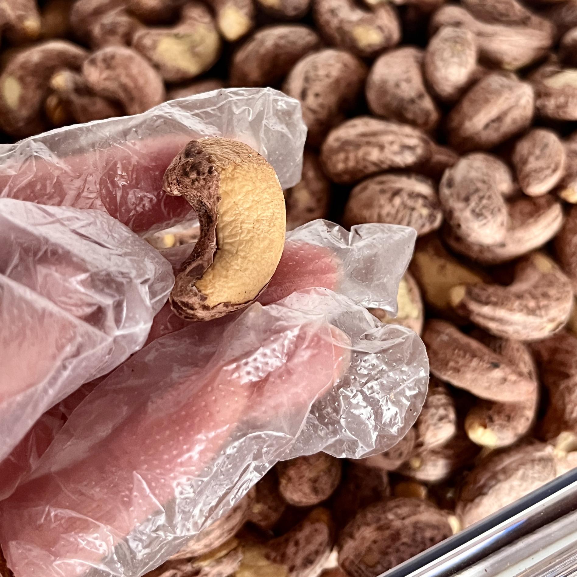 探寻健康零食的秘密:带皮大腰果原味盐焗新风尚