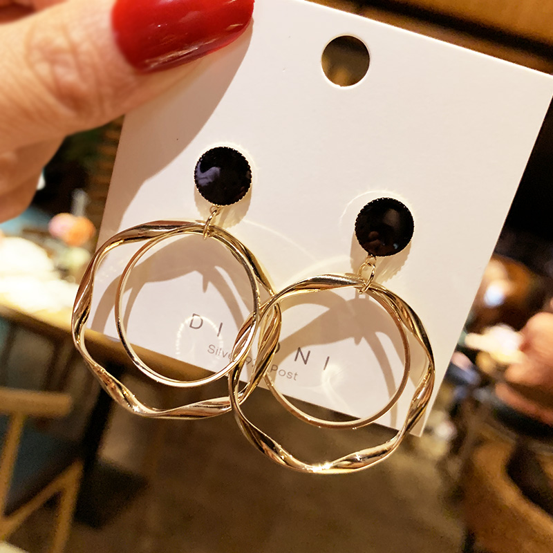 Korean temperament network red earnail pure silver personality earrings Korean song Huiqiao same metal circle cold wind earrings