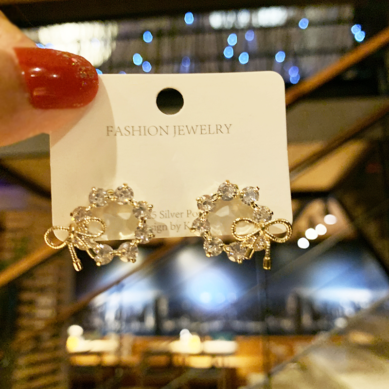 Dongdaemun butterfly earrings Korean net red temperament earrings Sterling silver sweet simple earrings without ear pierced ear clip female