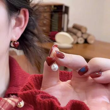New Year Retro Red Heart-Shaped Pearl Earrings for Square and Round Faces, Simple and Elegant, Light Luxury, Exquisite and Stylish Earrings for Women