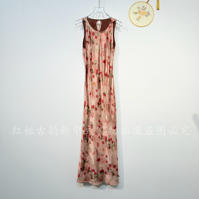 New Chinese-Style Halter Neck Sleeveless Dress for Women in Bean Paste Color with Strawberry Print, Featuring a Draped Satin Finish, Waist-Cinching Design, and Long Slit Skirt New Chinese-Style Halter Neck Sleeveless Dress for Women in Bean Paste Color with Strawberry Print, Featuring a Draped Satin Finish, Waist-Cinching Design, and Long Slit Skirt