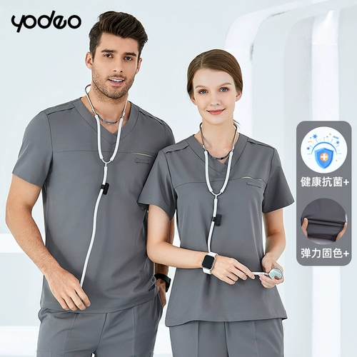 Три -летняя магазин с четырьмя цветными рабочими одеждой мужская и женщина -похожая на эксплуатационные залы для мытья рука -разбрызгивающие руки, с коротки