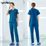 Три -летняя магазин с четырьмя цветными рабочими одеждой мужская и женщина -похожая на эксплуатационные залы для мытья рука -разбрызгивающие руки, с коротки