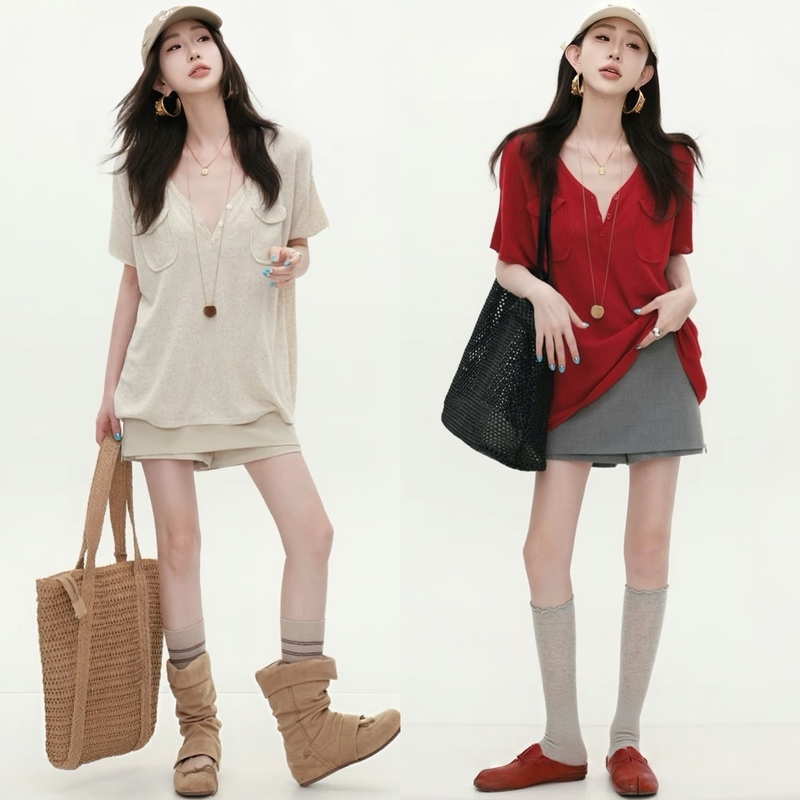 Light and Breezy Summer Outfit in Korean Style with a Casual Vibe, Featuring a Pocket V-Neck Short-Sleeve Knit Top and a Skirt-Pants Two-Piece Set Light and Breezy Summer Outfit in Korean Style with a Casual Vibe, Featuring a Pocket V-Neck Short-Sleeve Knit Top and a Skirt-Pants Two-Piece Set