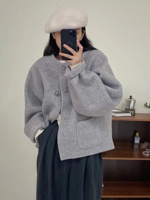 ເສື້ອຢືດຜ້າຂົນສັດທີ່ມີຂົນສັດສອງດ້ານຂອງກະຕ່າຍ Mulberry silk rabbit fur double-sided cashmere coat women's short style small neck round high-end woolen coat