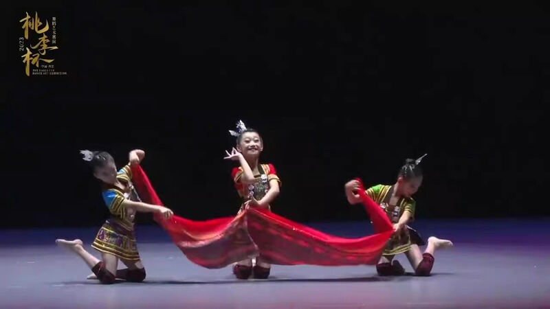 56 Ethnic Minority Costumes for June 1St Girls' Performance: Yi, Yao, Miao, Zhuang, Tibetan Dance Costumes, and the Performance of the Song and Dance Piece "Weaving and Marrying."