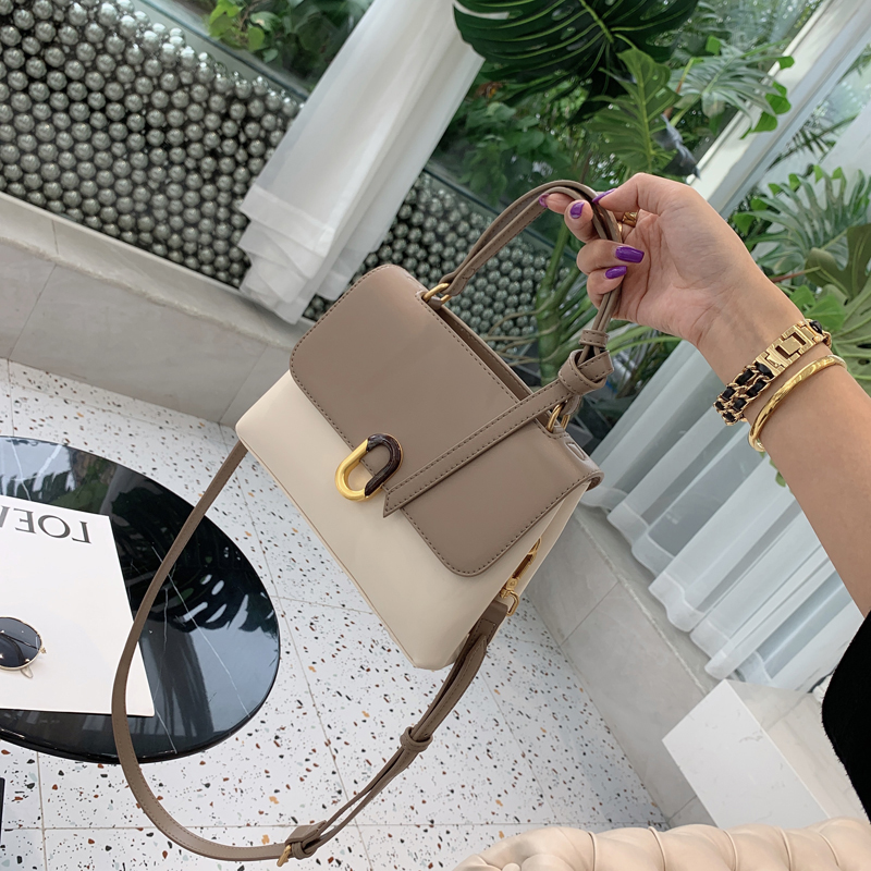 This year's popular hand-held shoulder bag women's 2021 new trendy net red French niche high-end explosion style messenger bag