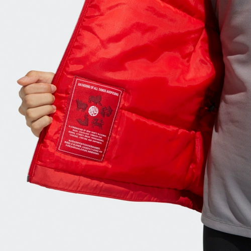 Adidas, красный пуховик, спортивный спортивный костюм, оберег на день рождения, куртка